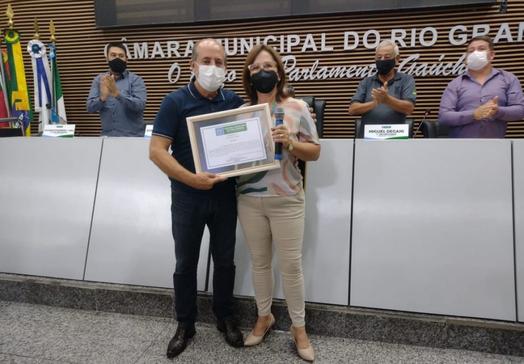 Foto de Paulo Roldão e Regina Murialdo na entrega do Voto de Louvor Câmara de Rio Grande Portal da Transparência
