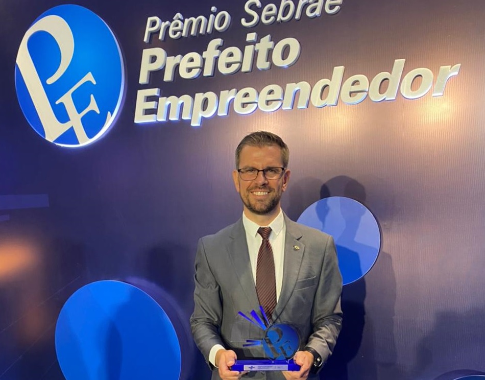 O prefeito de Panambi (RS), Daniel Hinnah, recebeu o Prêmio Prefeito Empreendedor