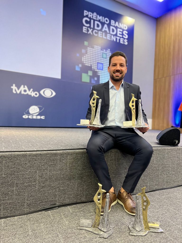 Prefeito de Timbó com troféus do Prêmio Band Cidades Excelentes 2022 etapa SC