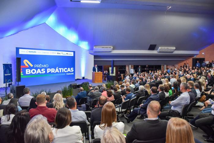 Famurs entrega prêmio de boas práticas de gestão municipal para clientes IPM 