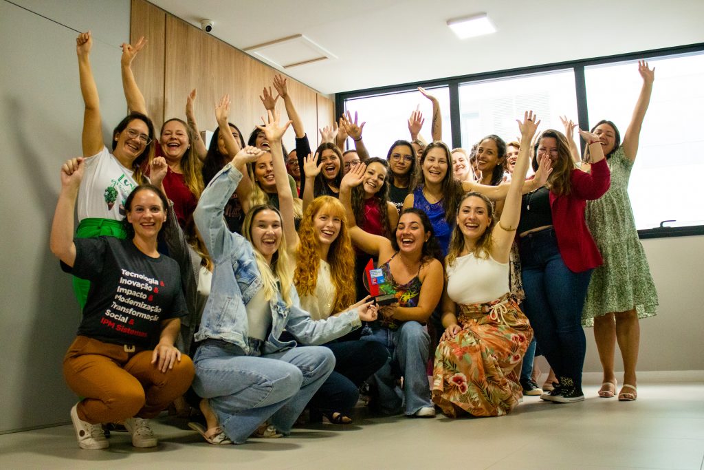 Foto equipe mulheres de colaboradoras da Sede Administrativa, em Florianópolis (SC), comemorando o reconhecimento da IPM como GPTW Mulher