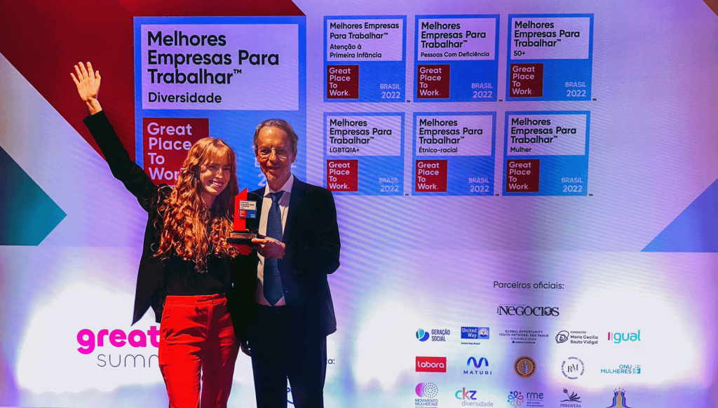 Foto de Lucia Mees e Aldo Mees, da IPM, recebendo troféu GPTW Mulher como uma das 25 melhores empresas do Brasil para mulheres