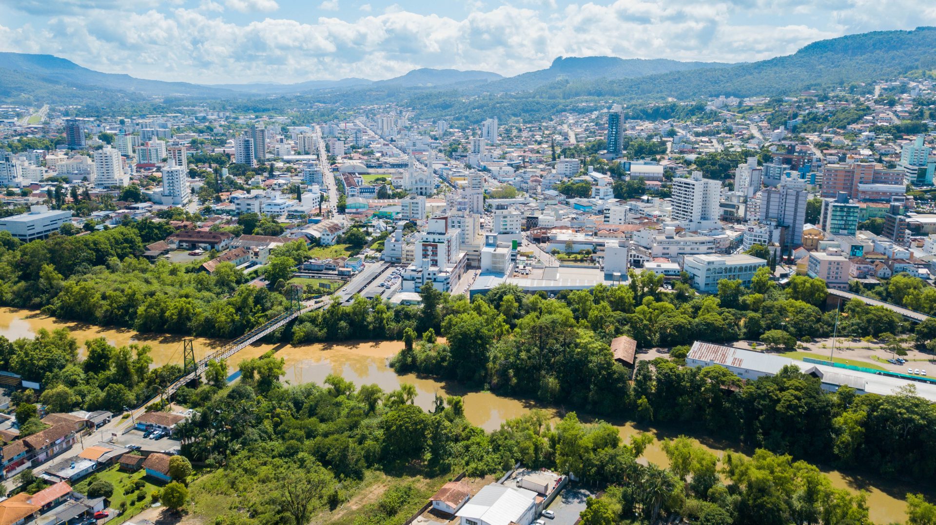 Rio do Sul (SC) destaca-se como primeiro município brasileiro a utilizar Inteligência Artificial na educação pública.