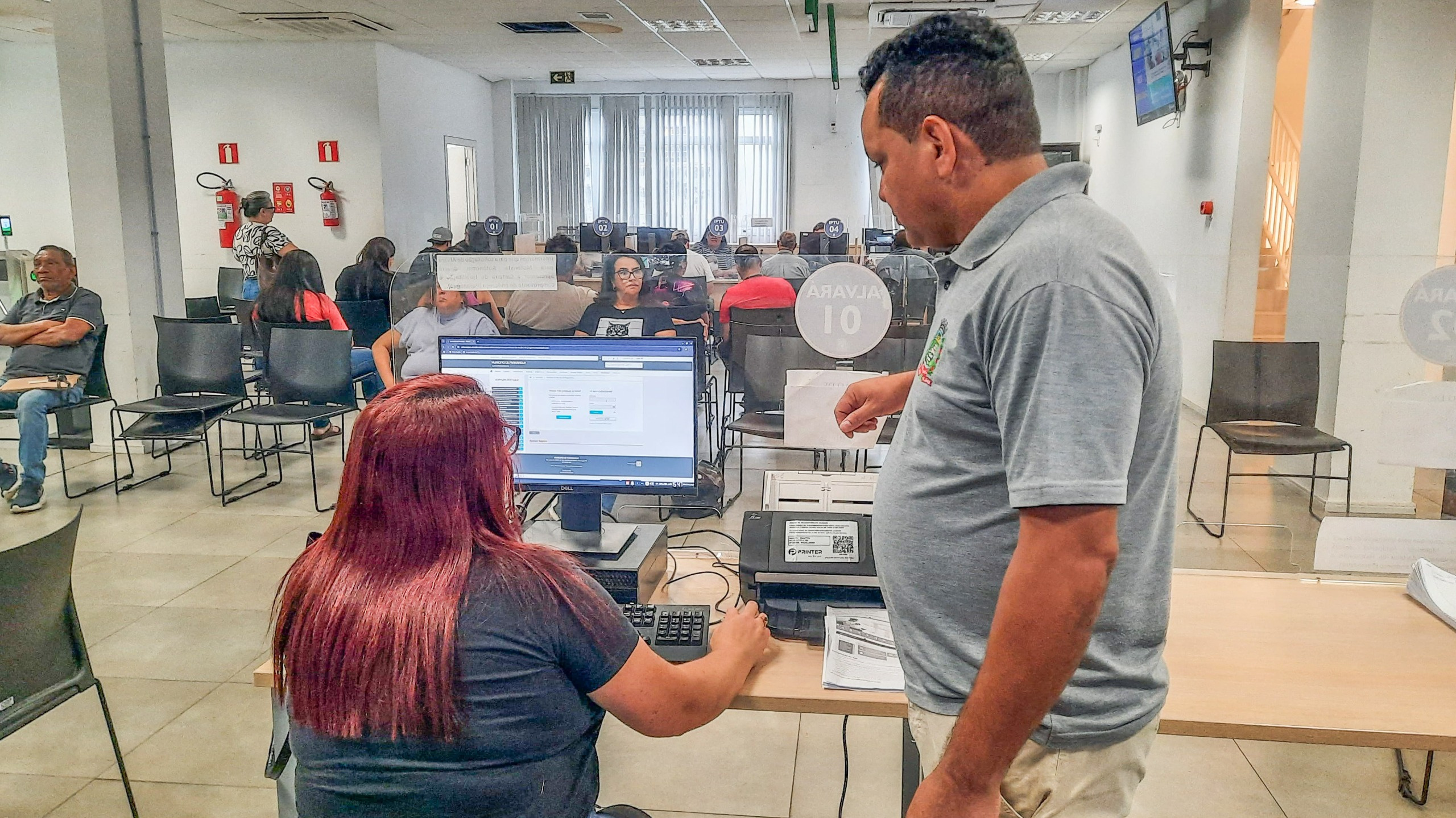 Servidores em Paranaguá usando terminal de autoatendimento