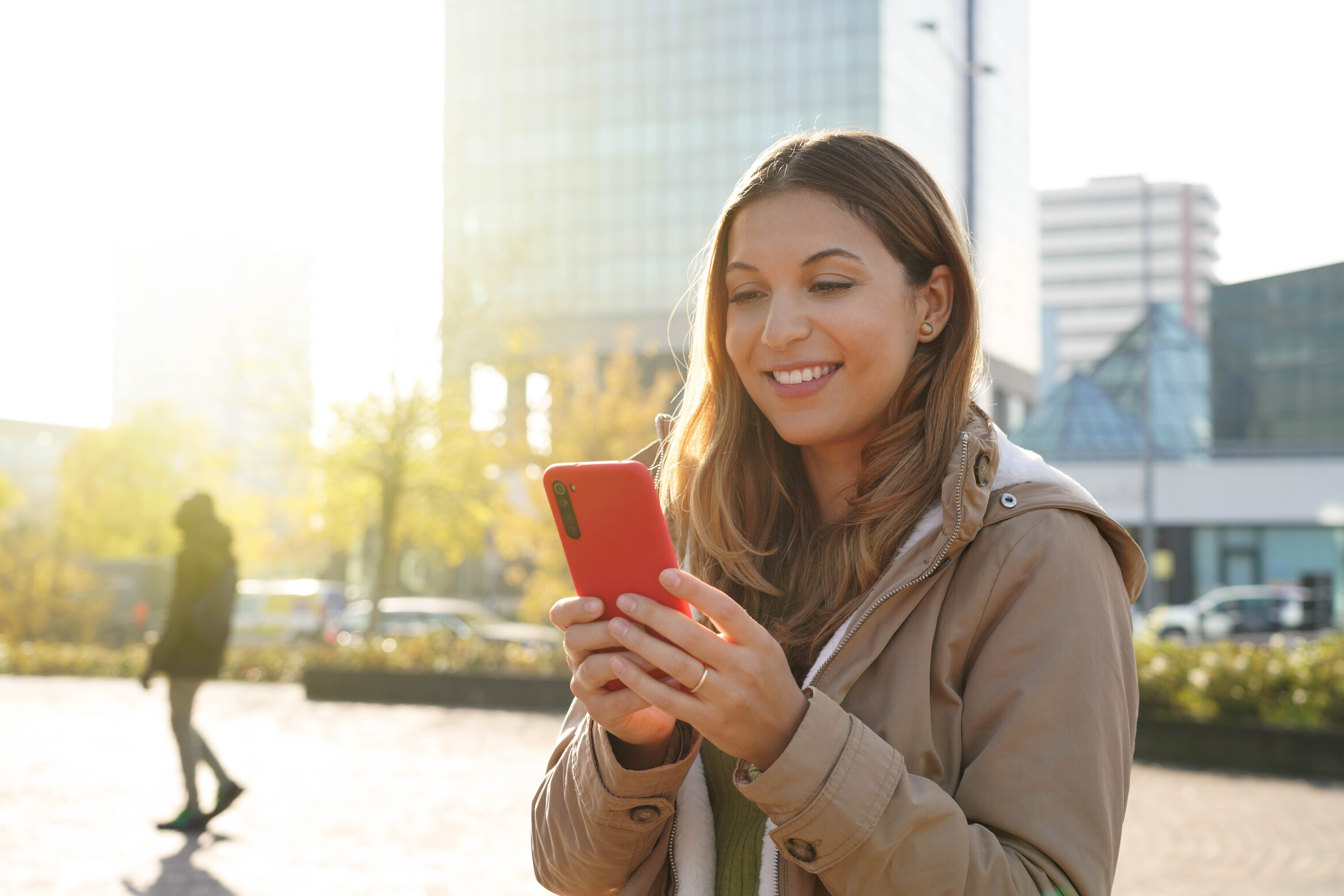 Cidadão usa o celular para emitir a guia do IPTU em atendimento ao cidadão com IA da prefeitura