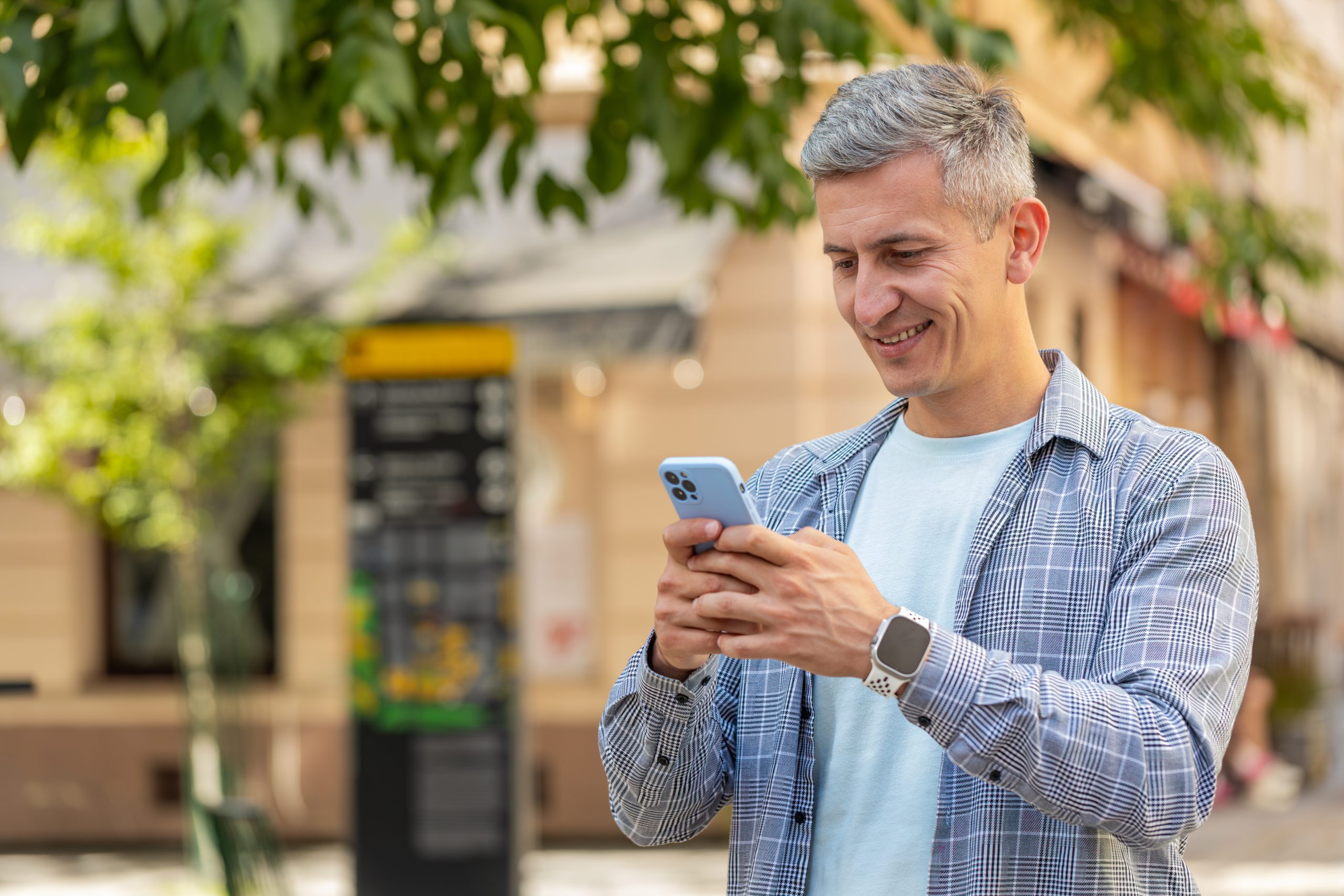Cidadão recebe no celular a guia do IPTU em conversa de autoatendimento com a prefeitura pelo WhatsApp